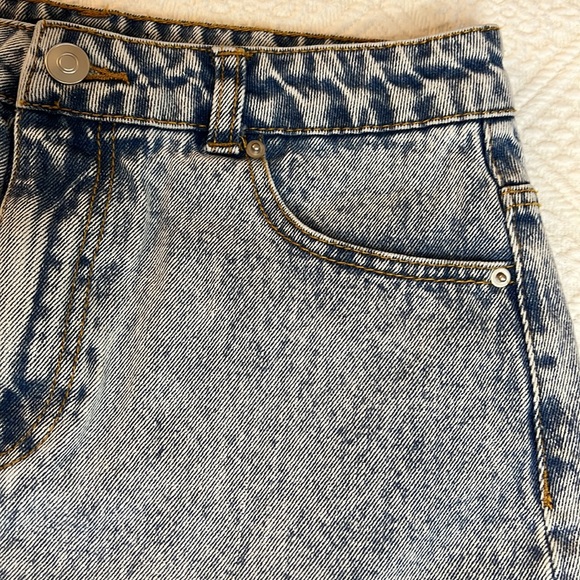 💥💥Forever 21 Medium White Washed Distressed Denim Skirt - Picture 5 of 13